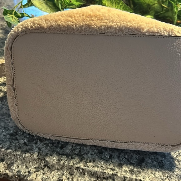 KATE SPADE Marti faux Shearling bucket shoulder bag. Light sand - Picture 5 of 6